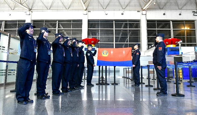 图为执勤民警在执勤现场面向警旗宣誓