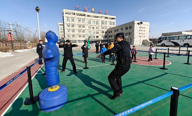 图为民警在警营开放日展示警务实战技能