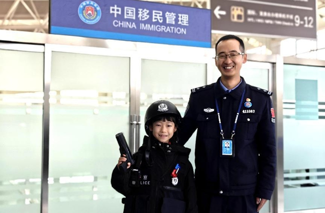 图为民警和孩子合影