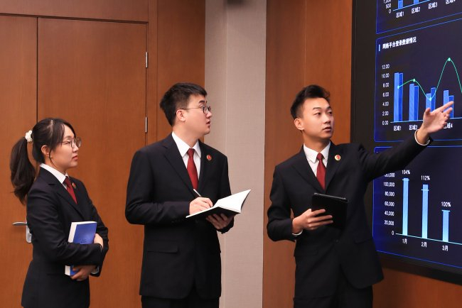 北京市大兴区检察院检察官通过模型分析研判数据情况。