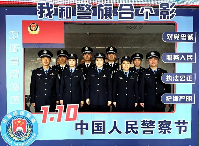 图为我和警旗同框合影