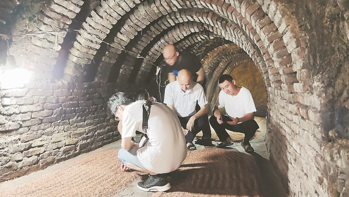 科研人员正在古曲窑察看乌衣红曲。（受访者供图）