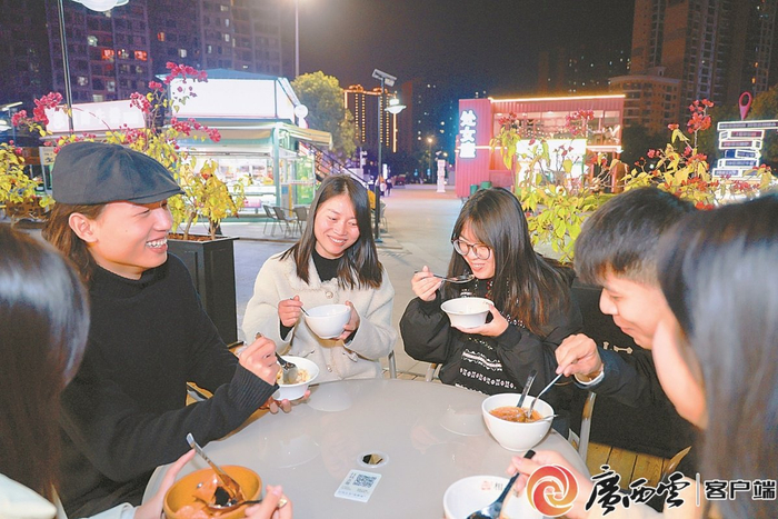 市民在夜市品尝美食。张庆杰 摄