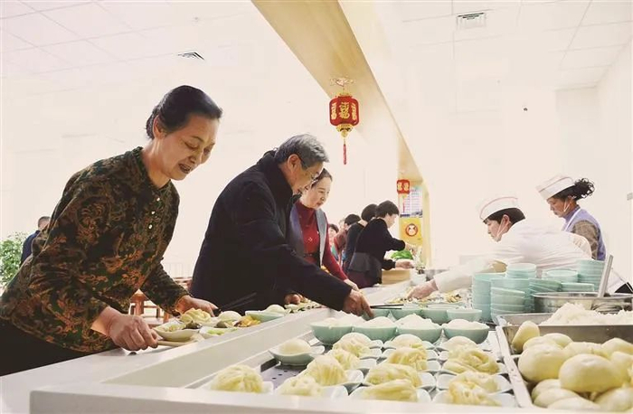 图为老人在承德市寿康康养中心乐享晚年。承德日报社记者 李国强 摄