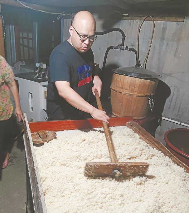 梁璋成在制作乌衣红曲。（受访者供图）