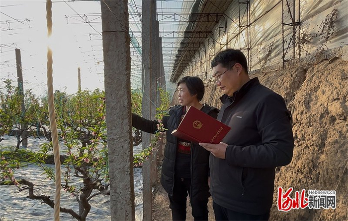 1月2日，省人大代表李瑶（右）认真记录村民的建议。河北日报记者 霍相博摄