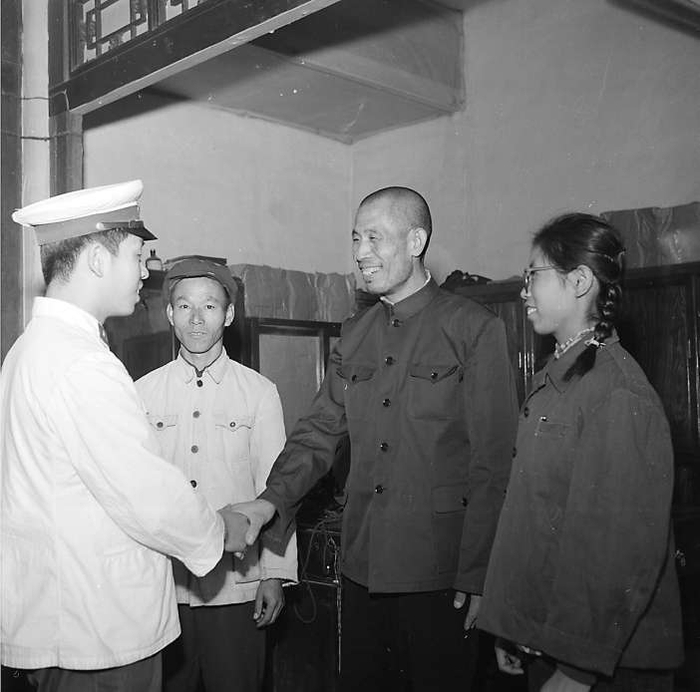1965年，民警张永铸帮助关松井（左三）找到亲人。胡明朗摄