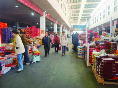 众彩批发市场内，年货水果销售火热，不少市民提着礼盒满载而归。 南京日报/紫金山新闻记者 张可 摄