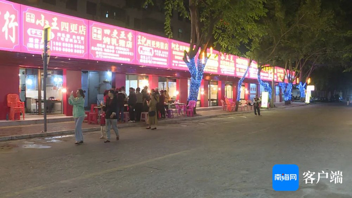 东方烤乳猪美食街竣工验收并投入使用，烟火气十足。东方融媒供图