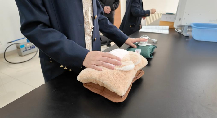 　图左毛绒暖手宝为不合格产品，图右为合格的暖手宝。新华社记者 张哲 摄
