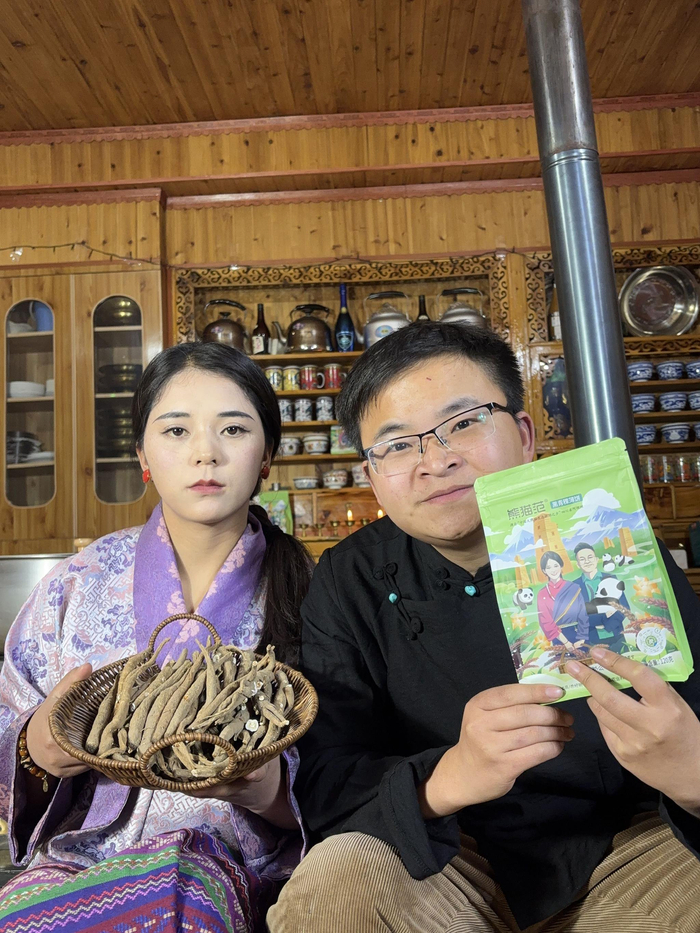 ▲林浩和爱人查理泽拉姆在直播