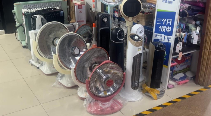 记者在市面上看到的取暖器。新华社记者 张哲 摄