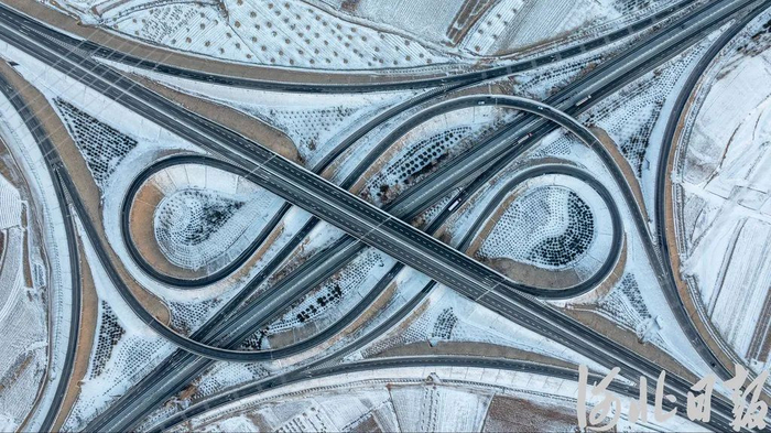 2024年12月18日，雪后的京蔚高速与张石高速互通分外美丽。（河北日报资料片）