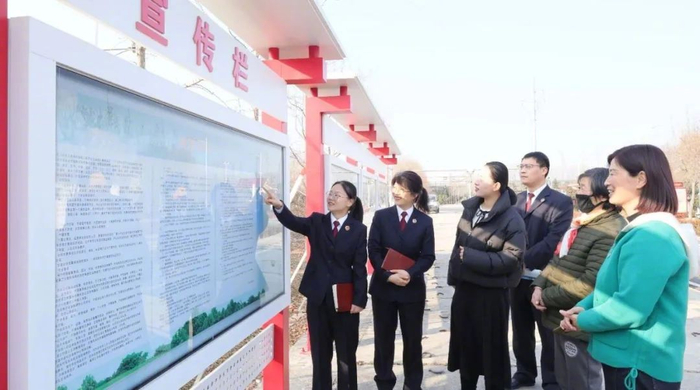 2024年12月6日，检察干警实地查看某村村规民约公示情况。