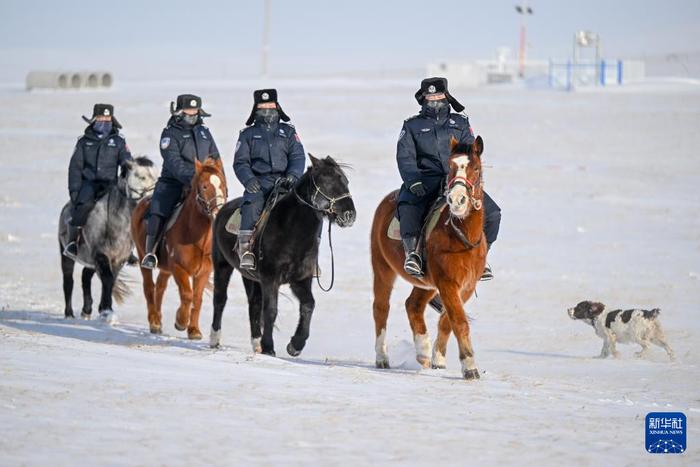   2025年1月8日，马背警队的民警巡边踏查。新华社记者 连振 摄