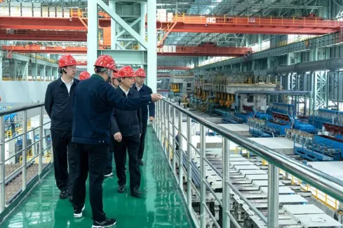 ▲ 山东省稳住经济基本盘督导和服务临沂组组长、省人大常委会副主任王华出席投产仪式并参观二中棒车间