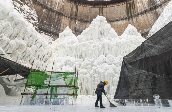 工作人员清理冰面，准备迎接游客。