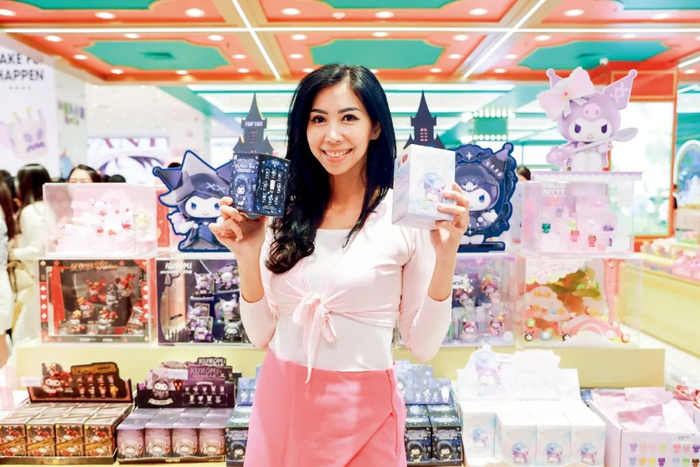 消费者在名创优品印尼雅加达Central Park旗舰店选购。图/受访者提供