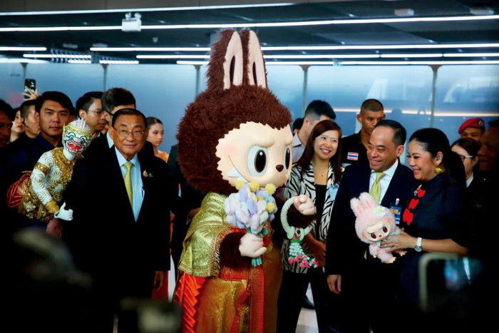 2024年7月1日，拉布布人偶亮相泰国曼谷素万那普机场。图/新华