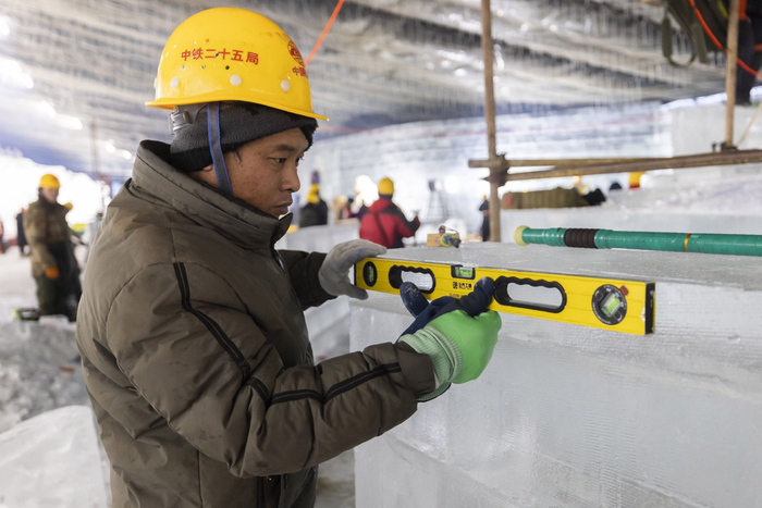 砌筑工作完成后，工作人员用水平仪检测是否平整。