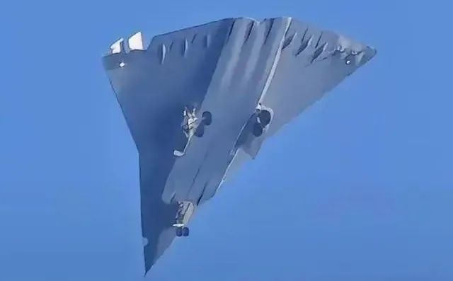 △ 网传成都上空试飞的不明型号飞行器，每个机翼后面有五个小的控制面。