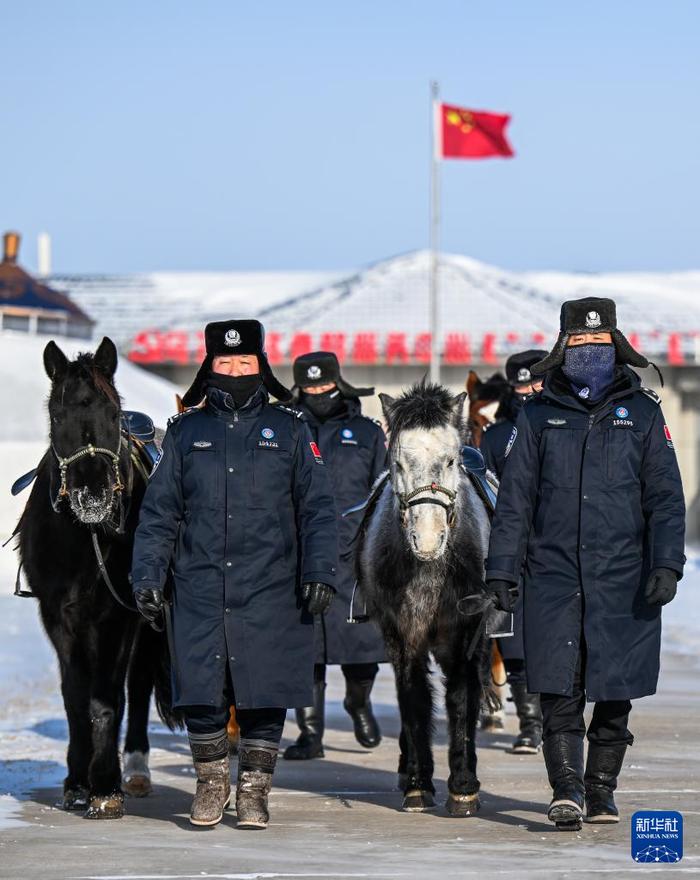   2025年1月8日，马背警队的民警们去巡边踏查。新华社记者 连振 摄