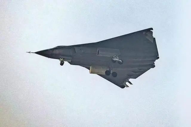 △ 网传成都上空试飞的不明型号飞行器，其主起落架可以看到是一前一后两个轮胎。