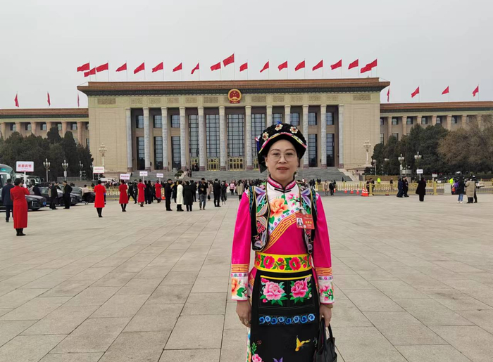余绍容代表在北京参加全国人代会。