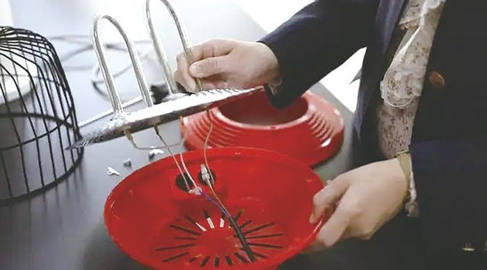     ▲被拆解后的“鸟笼取暖器”内没有接地线。 新华社发