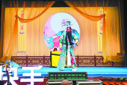 安万在台上演唱《兴汉图》