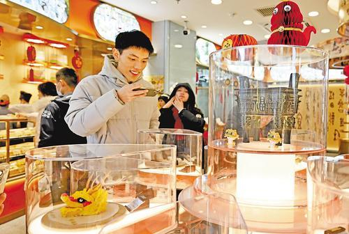     1月5日，北京稻香村“零号寻宝馆”，顾客对店内文创糕点喜爱有加。 本报记者 张昊摄