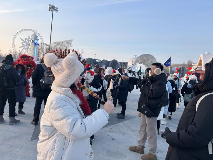 新加坡游客们感受在冰天雪地里品尝冰糖葫芦的乐趣