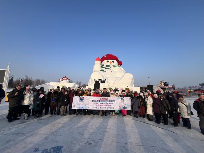 新加坡游客们在哈尔滨雪人码头景点打卡