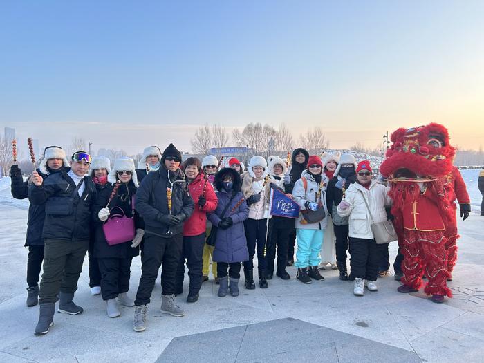 第一次来到哈尔滨赏冰乐雪，新加坡游客们满心欢喜