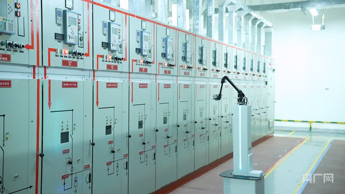智能巡检机器人变电站巡检（央广网发  薛佳洁  摄）