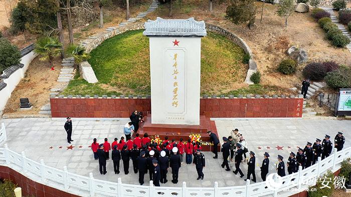 民警与学生们向革命先烈献花缅怀。人民网记者 陈若天摄