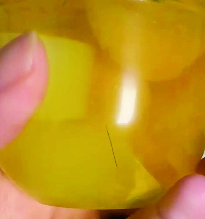     李女士购买的果冻中发现有一根头发