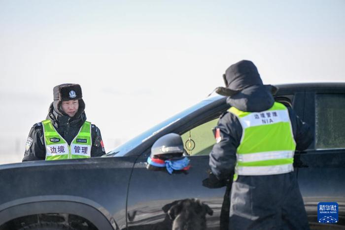   2025年1月8日，马背警队的民警张柏何（左）和陈子渊在检查站执勤。新华社记者 连振 摄