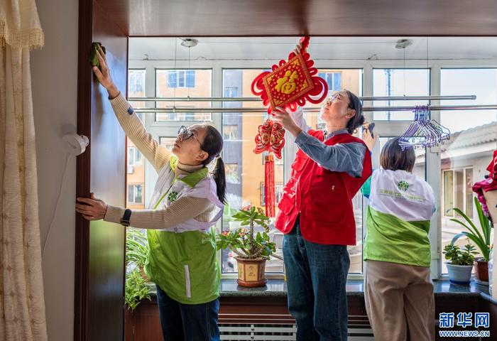   1月9日，呼和浩特市玉泉区民政局组织志愿者和家政服务人员上门为辖区群众进行保洁等服务。新华网发（丁根厚 摄）