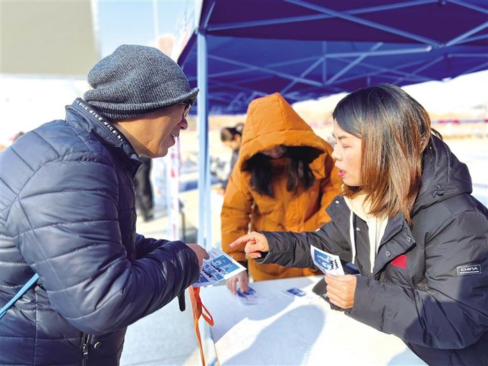 工作人员向市民发放消费券