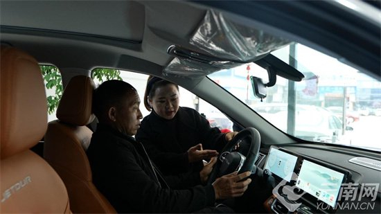 销售人员正在向顾客介绍“以旧换新”政策和车企优惠活动。刘晓泉 摄