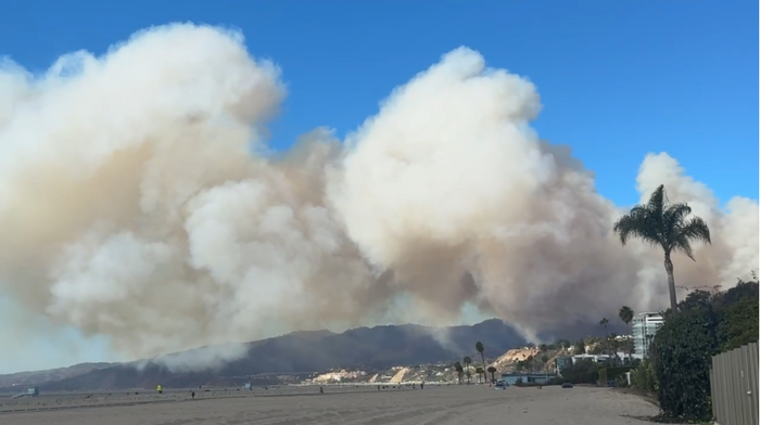 当地时间1月7日上午，Palisades方向出现浓烟 图片来源：受访者供图