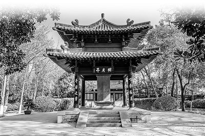 安徽合肥包公园中的明月亭，悬挂对联为“一亭风月，千古文章”。 图片来源：视觉中国