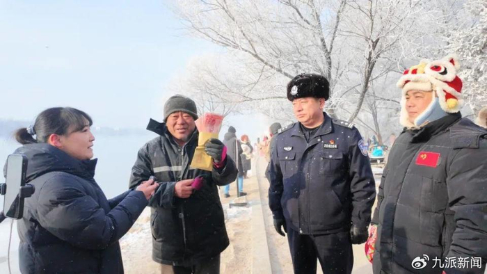 吉林市文旅局补偿热心大爷李忠武3700元。图/江城日报