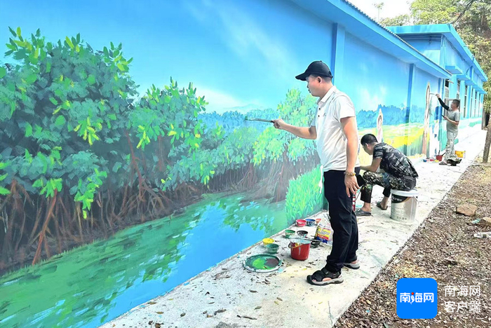 海南省青年美术家协会主席云维英用画笔扮靓乡村。省青年美协供图