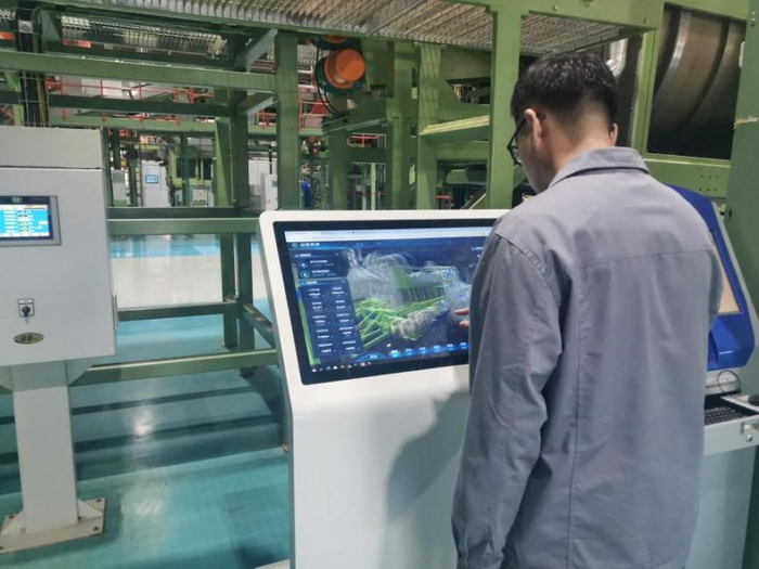 济南卷烟厂制丝车间操作工在操作松散回潮智能单机。陈传通 摄