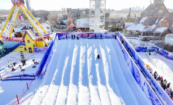 ▲天津欢乐谷雪滑道