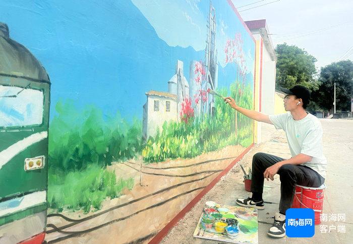 海南青年画家用画笔扮靓乡村。省青年美协供图