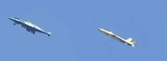 △ 网传成都上空试飞的不明型号飞行器（左）和伴飞的歼-20S（右），前者的机背进气口清晰可见。