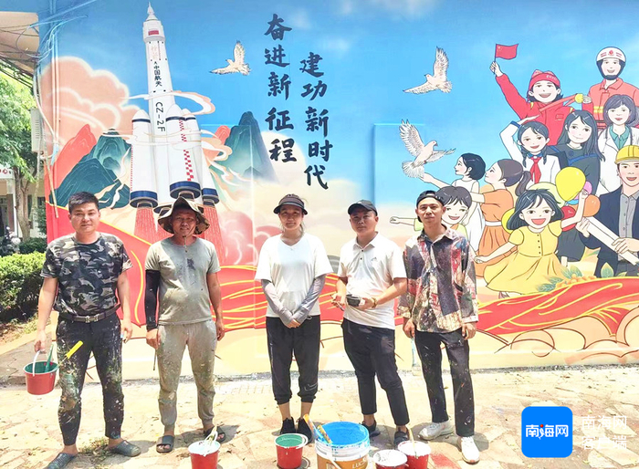 海南青年画家用画笔扮靓乡村。省青年美协供图